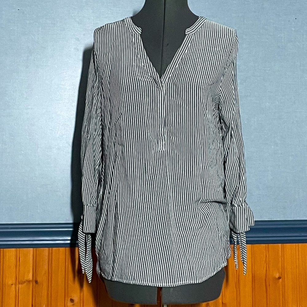 🔥3 for $15 Sale- APT. 9 grey and white top